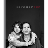A black-and-white book cover with the German title Die Würde der Roma. The image is a poignant close-up portrait of a young girl with dark, curly hair embracing an older woman from behind. The woman has a weathered, thoughtful expression, while the girl looks directly at the camera.