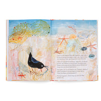 An open children's book with a colorful, painterly illustration of a beach scene. On the left page, a stylized black bird with a crest stands on the sand below a large yellow net filled with starfish. The right page contains German text alongside illustrations of seashells, starfish, and seaweed.